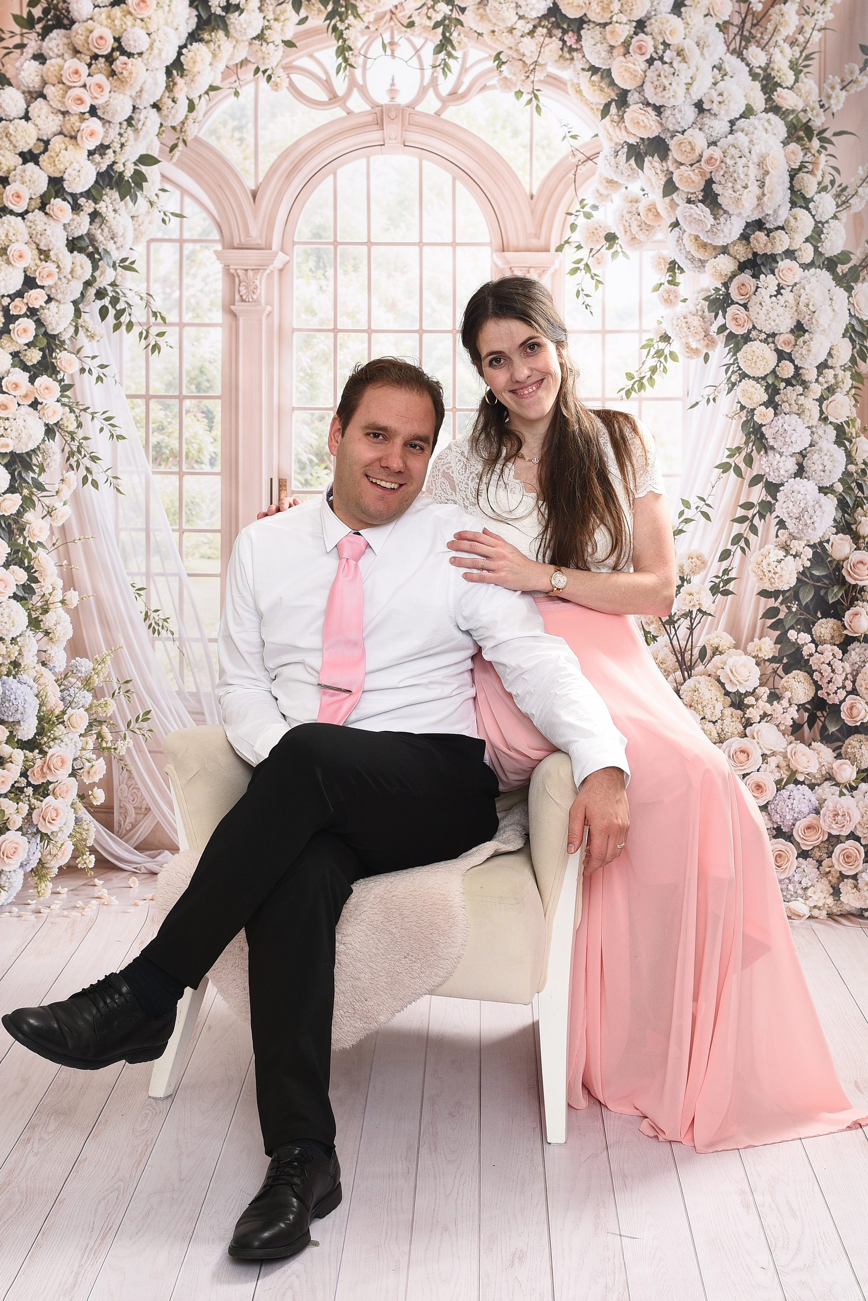 Elias und Stefanie Sasek posieren 2025 vor einer hellen Blumen- und Fensterkulisse.